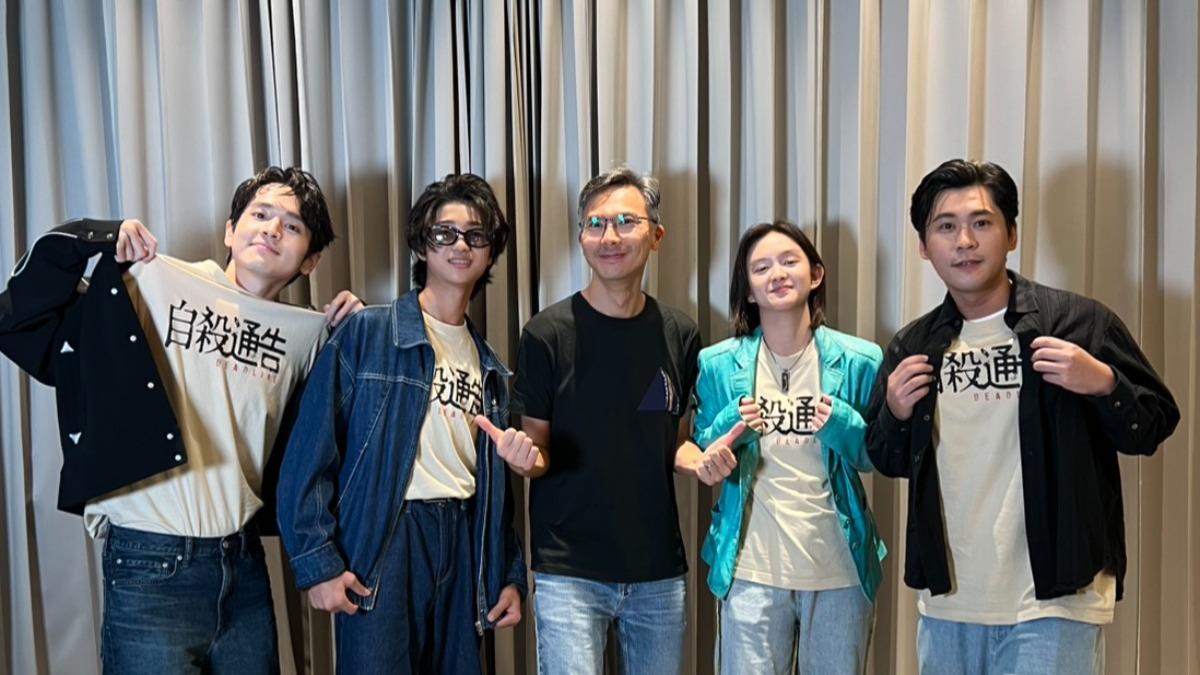 導演周冠威(中)帶著演員張豐豪(左起)、白潤音、戴雅芝、黃迪揚一起會影迷。(圖/本萃電影提供)