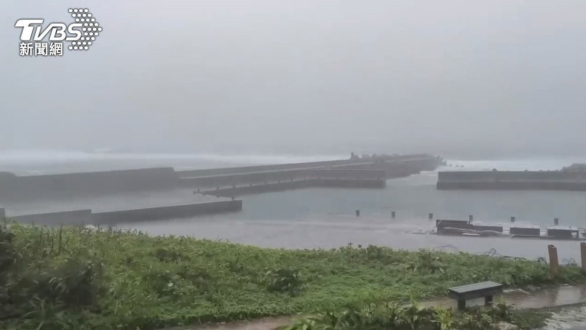 綠島中寮港一早風勢呼呼作響，街上空無一人。（圖／TVBS）