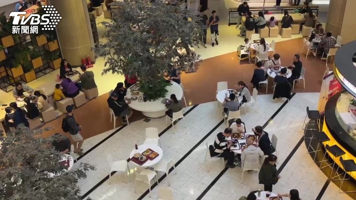大江購物中心裡滿滿用餐人潮。(圖/TVBS)