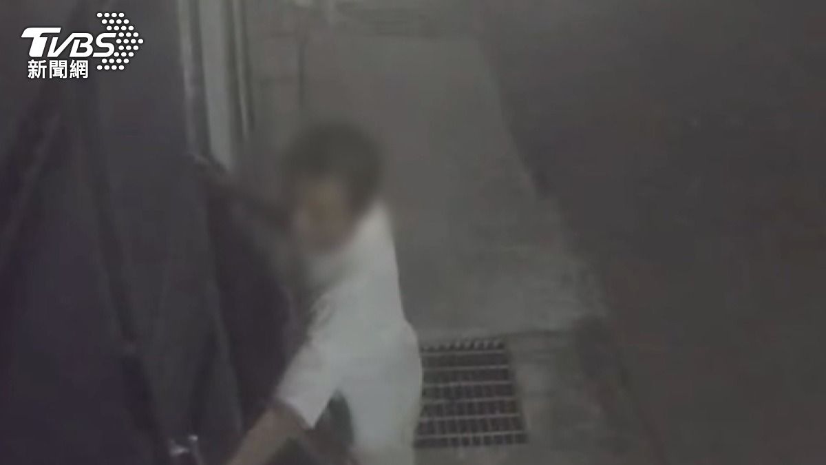 竊賊見民宅沒關門便闖入,竊取總價大約22萬包包跟現金。(圖/民眾提供)