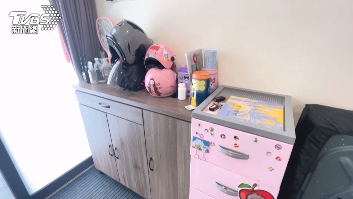 李小姐的門口櫃子就像精品展示櫃。(圖/民眾提供)