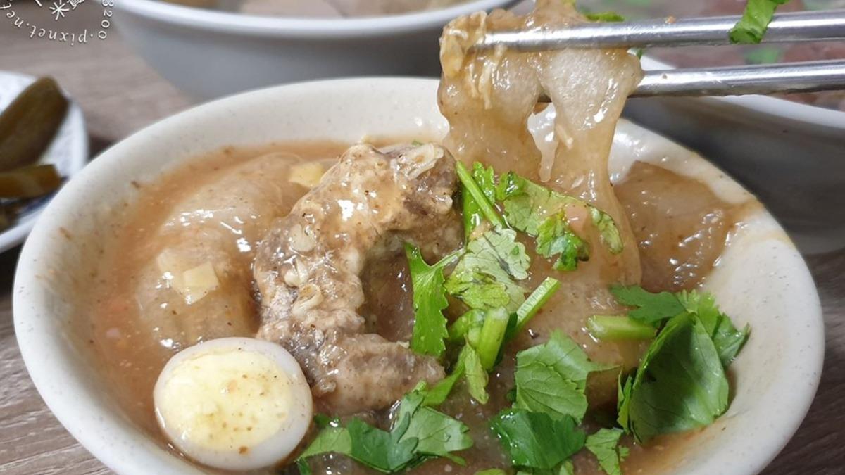 肉圓有撒香菜並淋上肉圓醬,內餡有肉和筍絲,還能吃到鵪鶉蛋。(圖/米寶麻幸福滿載)