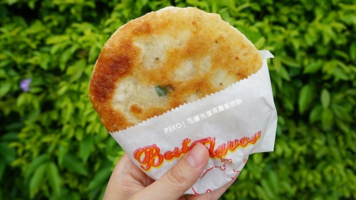 高麗菜煎餅到手好大一顆,內餡很脆很甜,會愈吃愈唰嘴。(圖/PEKO の Simple Life)