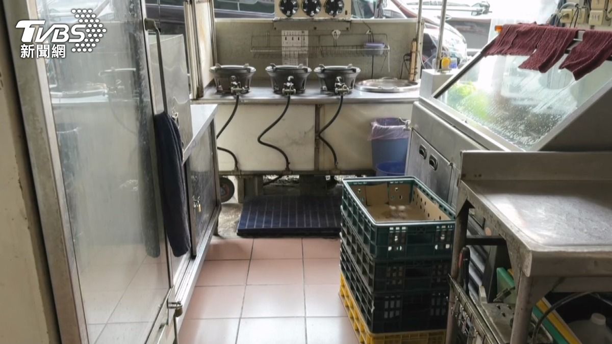 店員解釋道不清楚事發經過,聯繫老闆不久後就放下鐵門,決定不營業。(圖/TVBS)