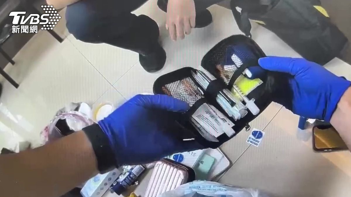 警方查獲失竊車輛並在嫌犯身上搜出多樣毒品。(圖/TVBS)