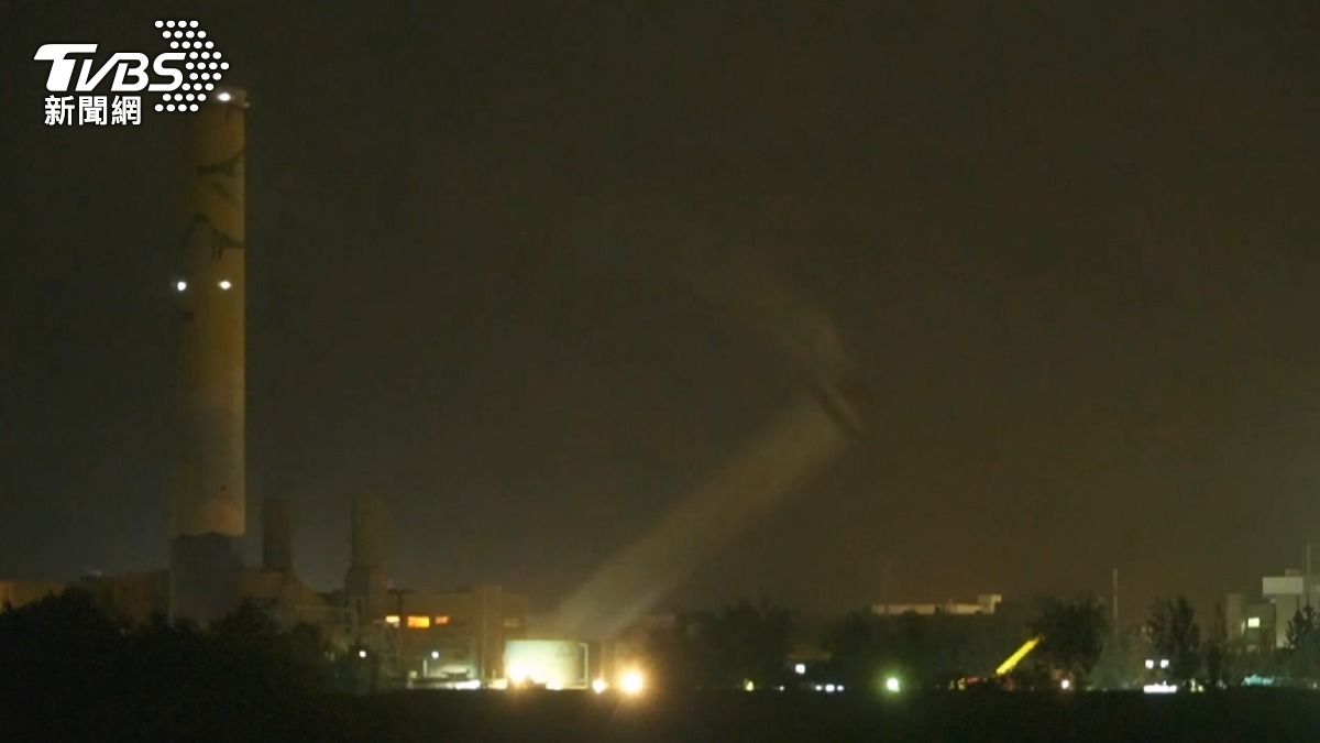 苗栗通霄電廠的大煙囪作為當地重要地標,昨日完成第五根煙囪的放倒作業。(圖/TVBS)