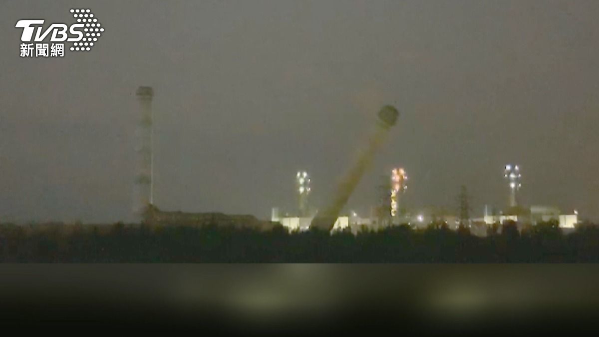 大煙囪採用筏木式的放倒方式,放倒瞬間宛如爆炸。(圖/TVBS)