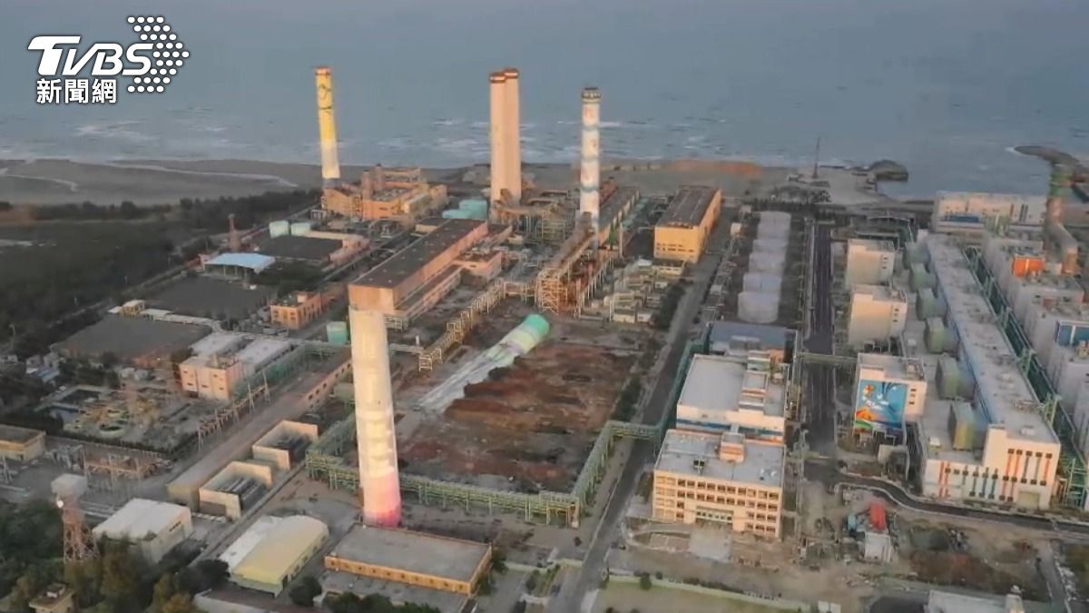 通霄電廠的煙囪在20多年前,甚至有大陸偷渡客將它作為上岸的指引明燈。(圖/TVBS)