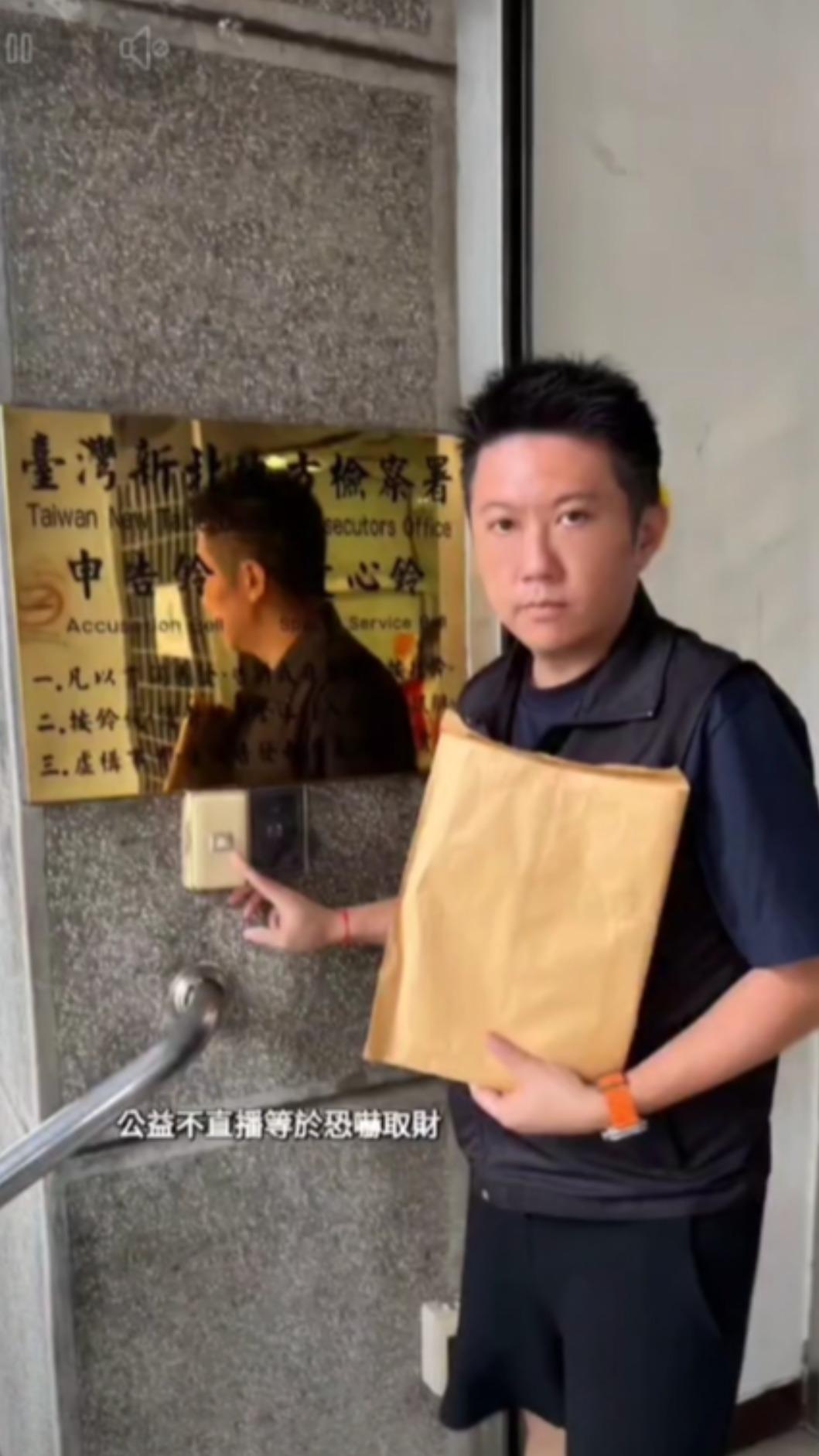 賓賓哥日前赴新北地方法院遞狀提告。(圖/翻攝賓賓哥臉書)