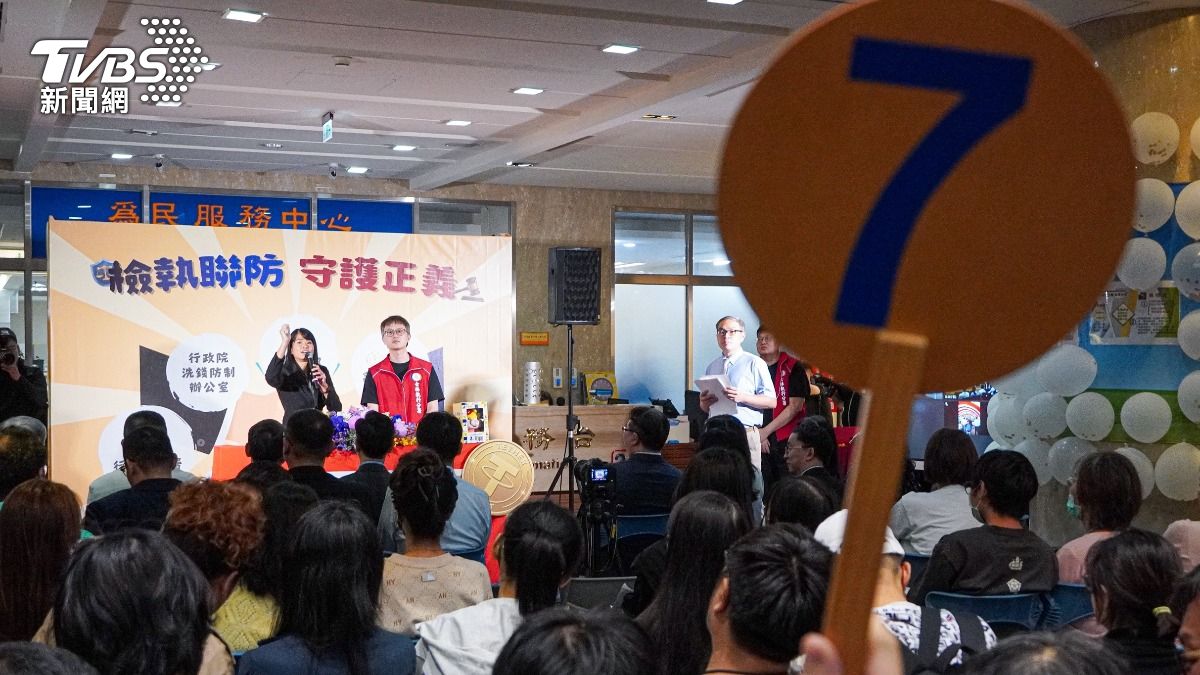 現場民眾不斷往上喊價、氣氛緊張。(圖/TVBS)