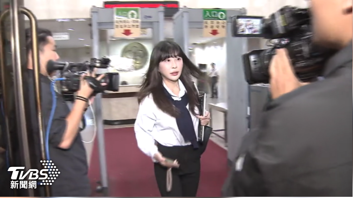 仙塔律師首次開庭,否認幫詐團賣金飾名車。(圖/TVBS)