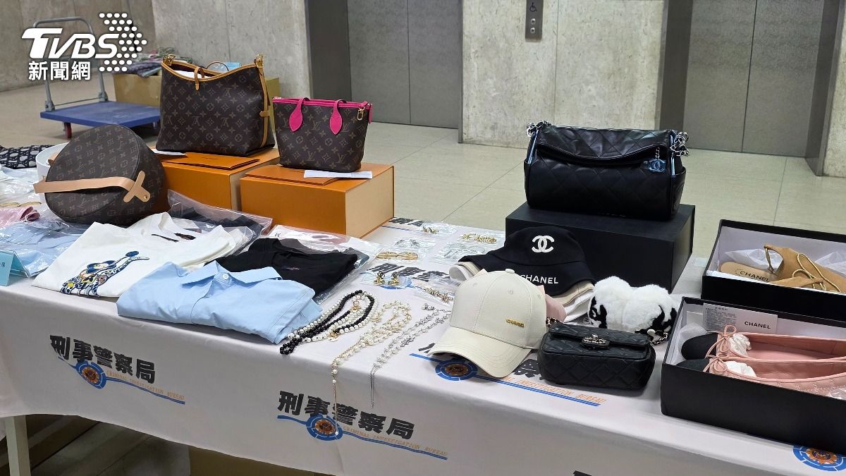 警方查扣相關仿冒品。(圖/TVBS)