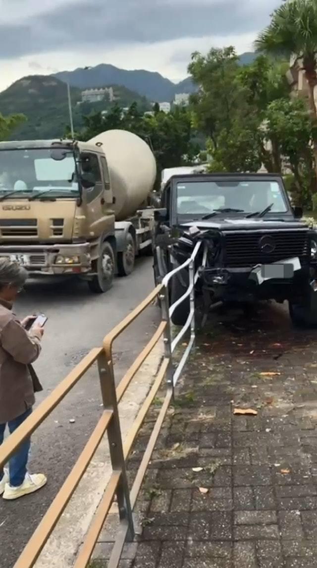 越野車撞毀路邊鐵欄後，開上行人路。（圖／香港01）
