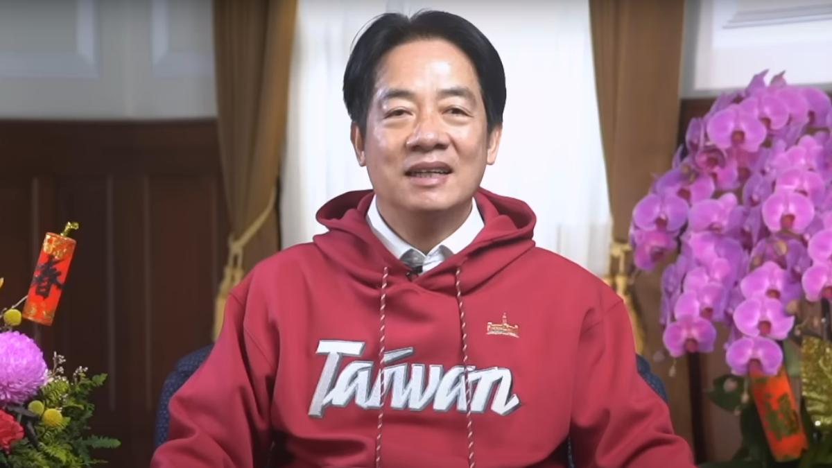 總統賴清德今年農曆年節期間，身穿棗紅色「TEAM TAIWAN」帽T引發關注。（圖／總統府提供）