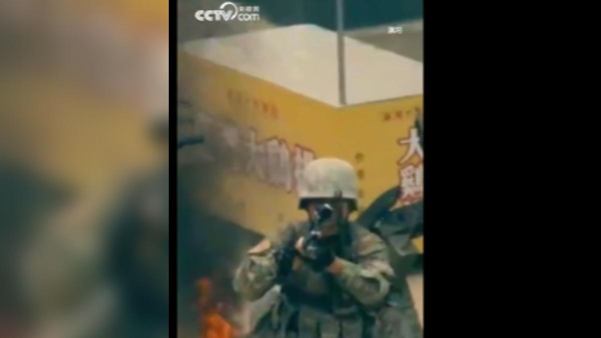解放軍最新公布巷戰演練畫面，當中出現的小吃攤，竟然用繁體字寫著「台灣大雞排」，話題立刻登上大陸熱搜第一。（圖／大陸央視）