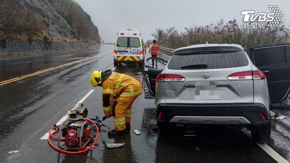 消防人員使用油壓破壞器材將車門破壞，將傷者救出，但休旅車駕駛已經失去呼吸心跳。（圖／TVBS）
