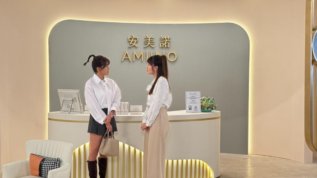 林柏妤(左)久沒演八點檔,不斷請教賴芊合。(圖/民視提供)
