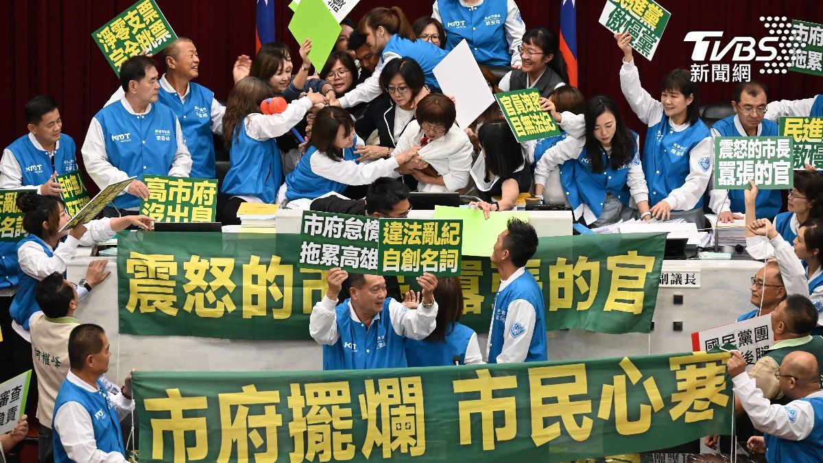 陳其邁任內首次!議會預算交付爆衝突 藍營攻佔主席台吵翻天