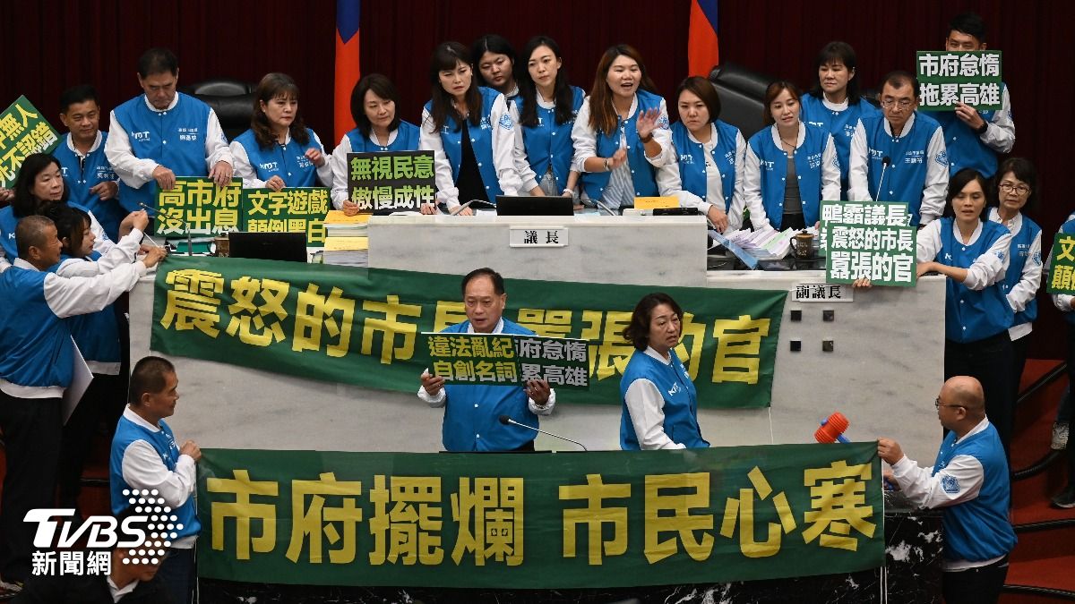藍營攻佔主席台。(圖/TVBS)