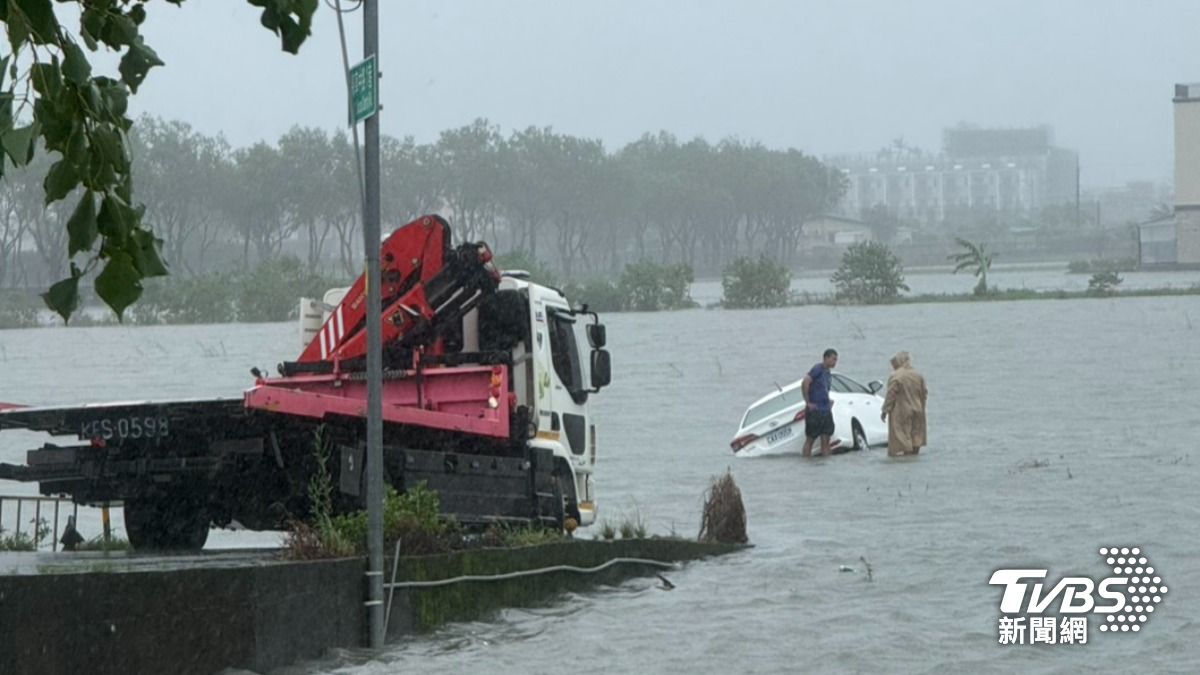 宜蘭超大豪雨狂炸!五結鄉小客車困水中 壯圍鄉農田成汪洋