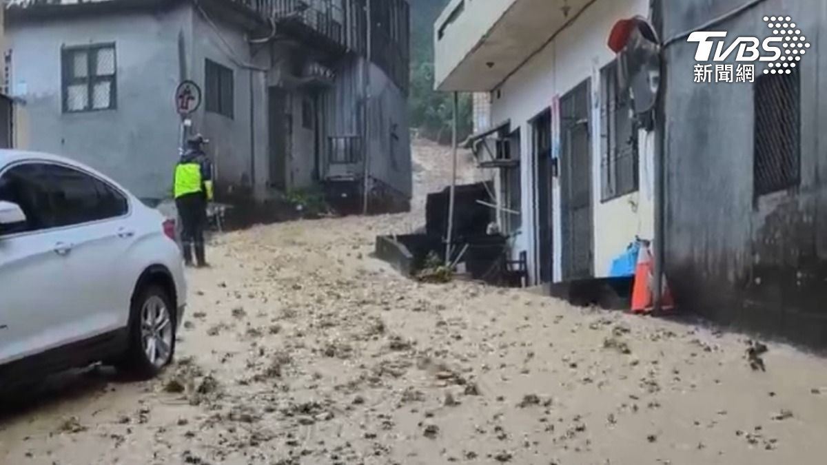 快訊/宜蘭南方澳土石流!大量土石衝向馬路 恐怖畫面曝