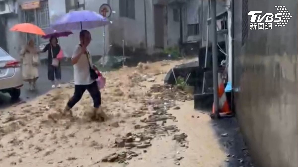 民眾跨越土石流相當驚險。(圖/TVBS)