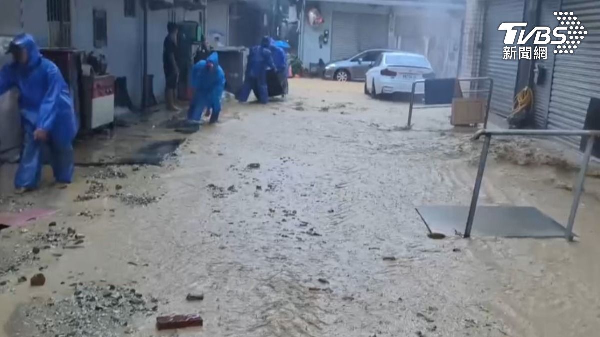 土石不斷流下來並堵住水溝。(圖/TVBS)
