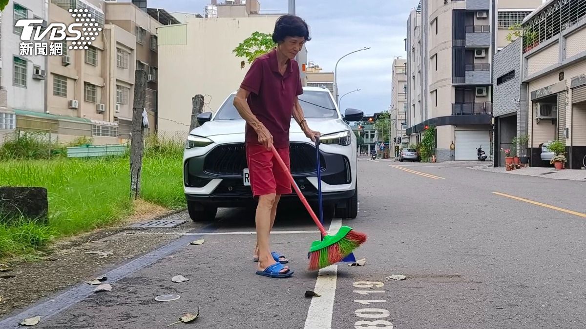 民眾拿著掃把畚箕在門前打掃,已經數不清第幾次,因為一早地面上出現蚯蚓,密密麻麻數量多到嚇人。(圖/TVBS)