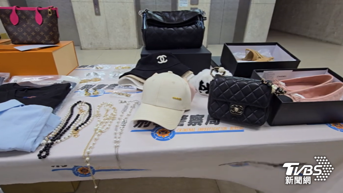 2女帶貨賣仿冒精品,月收入破百萬元,侵權市值3千萬慘落網。(圖/TVBS)