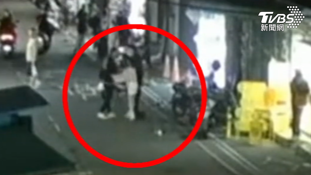 男在夜市內見前妻偕陌生男逛街，怒毆對方遭報警。（圖／TVBS）