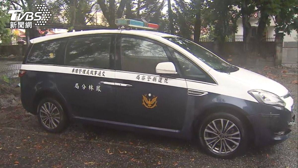 光復分駐所其中一輛警車是由鳳林分局緊急調派支援。（圖／TVBS）