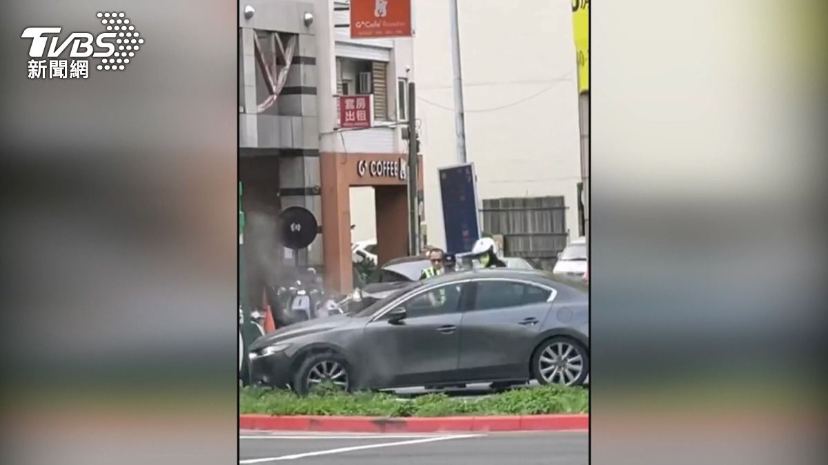  吞安眠藥照樣開車上路　33歲女駕駛撞號誌桿仍「狂踩油門」送醫 。(圖／ik_1008提供)