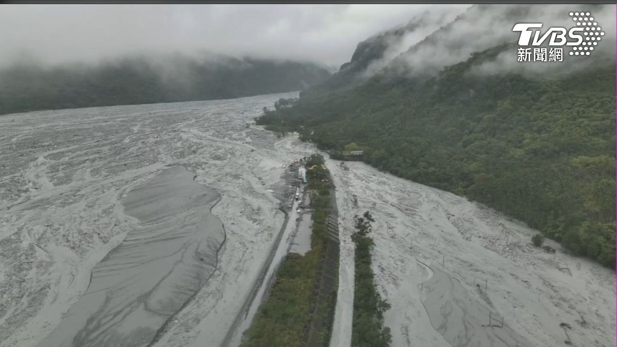 馬太鞍溪北岸破堤溢流最新空拍。(圖/TVBS)