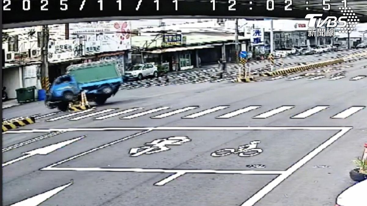 彰南路庇護島變「車禍島」!小貨車撞上翹起 駕駛:A柱害的。(圖/TVBS)