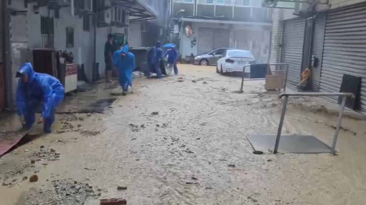 土石淹沒道路。(圖/南方澳消防分隊提供)