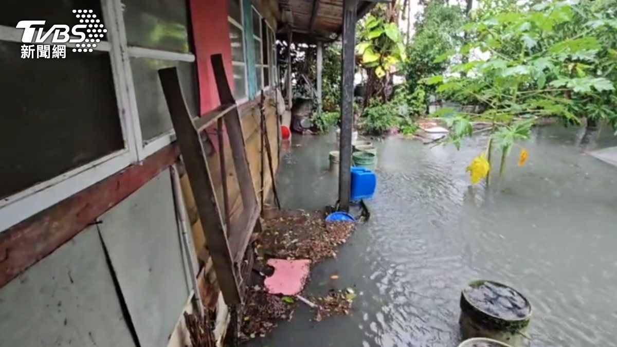 住家外圍大片積水。（圖／TVBS）