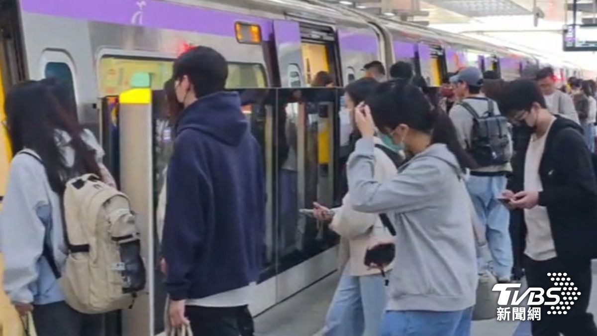 桃園機場捷運人潮(圖/TVBS資料畫面)