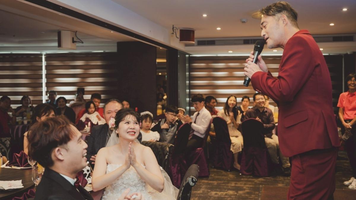 江國賓擔任婚禮歌手,為支持他多年的粉絲獻唱。(圖/三立提供)