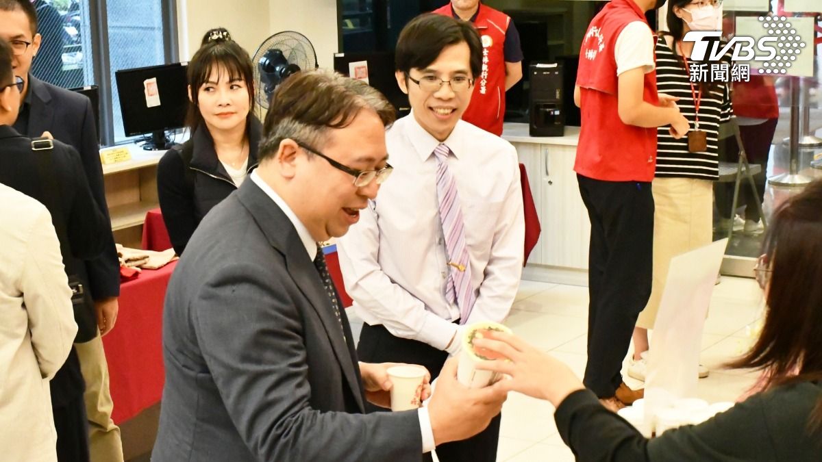 法務部政務次長黃世杰親自體驗品茗與變價小市集。(圖/TVBS)