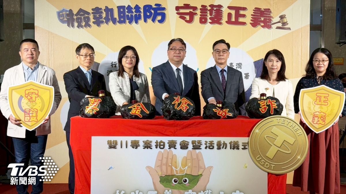 法務部政務次長黃世杰(中)、行政執行署長繆卓然(右3)、主任檢察官吳慧蘭( 左3)、襄閱主任檢察官張志明(左2)、副局長蕭欽杰(左1)及分署長吳廣莉(右2)等長官共同宣示「五打七安,守護國人」決心。(圖/TVBS)