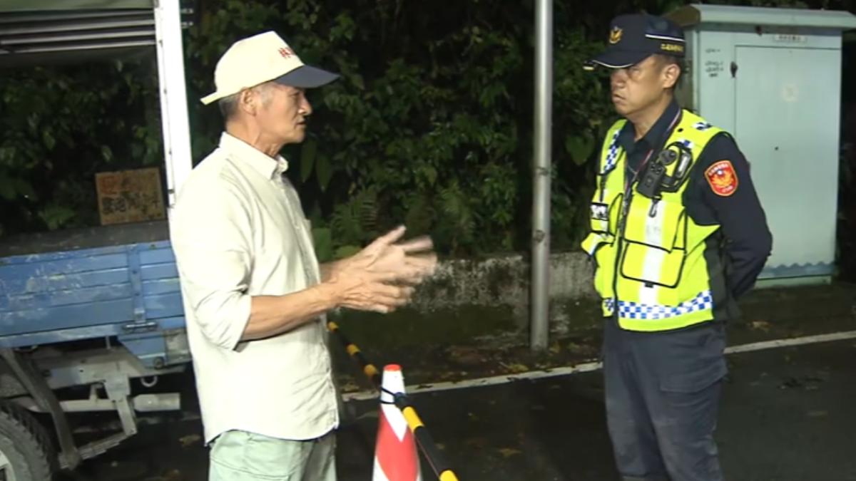 明利村村長與警方正在討論管制事宜。(圖/TVBS)