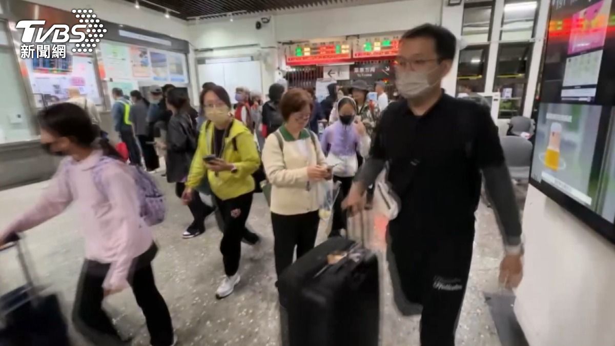 台鐵北迴線，部分路段因為鳳凰颱風造成大雨而停駛。（圖／TVBS）