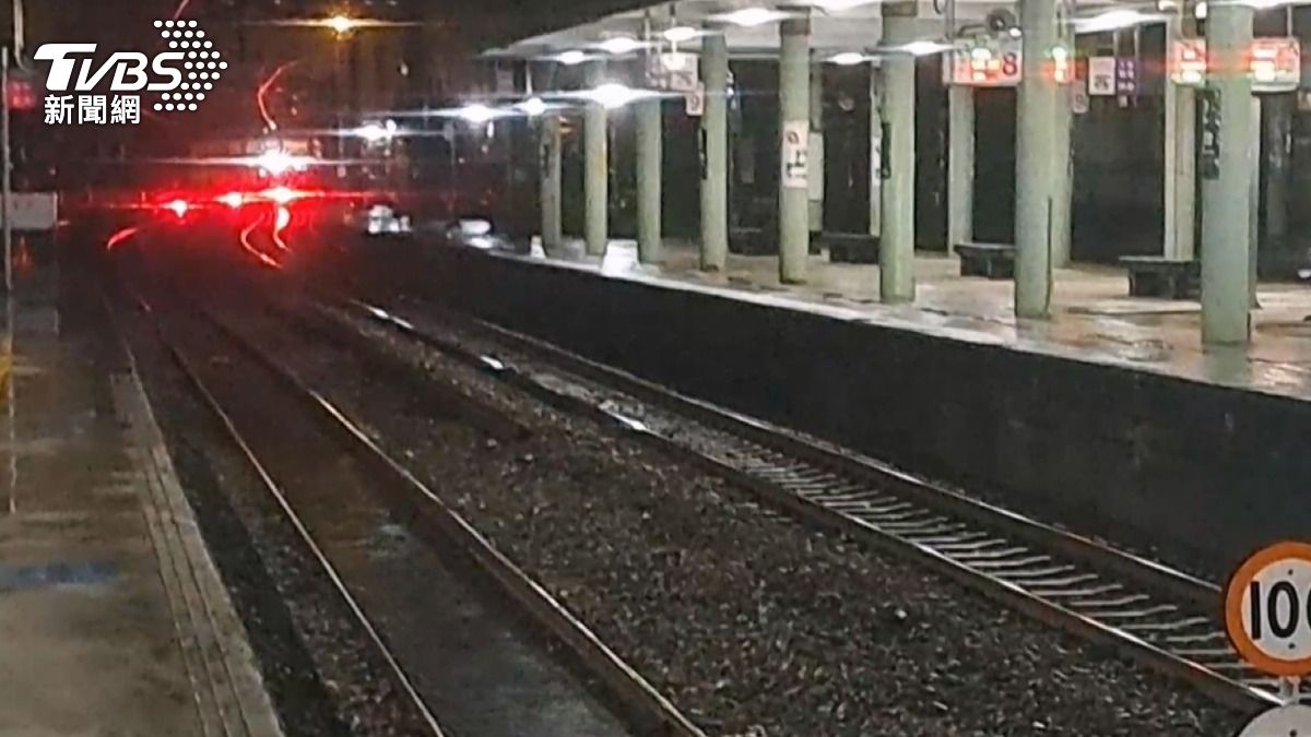 台鐵軌道積水，造成多處路段無法通行，自強號「原車倒行」返回原站。（圖／TVBS）