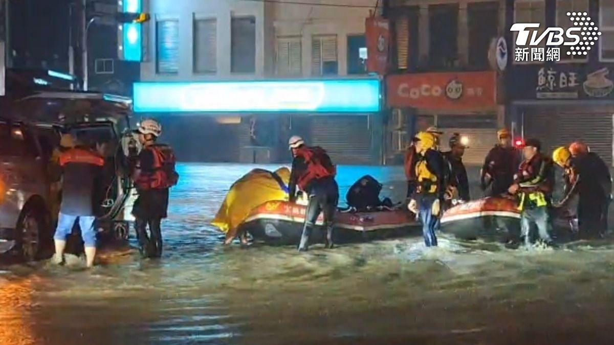 鳳凰颱風暴雨灌爆宜蘭。（圖／TVBS）