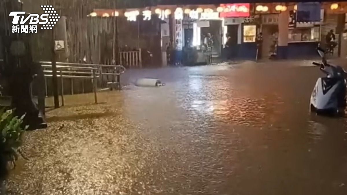 瑞芳後火車站道路又淹水。(圖/TVBS)