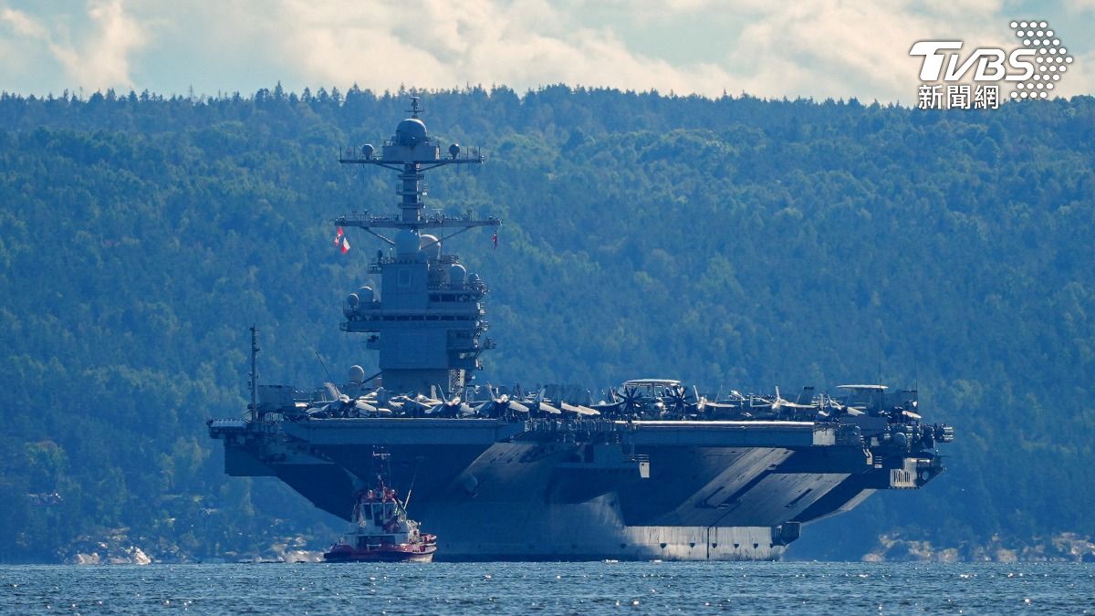 美國「福特號」（USS Gerald R. Ford）航艦打擊群今天抵達拉丁美洲地區緝毒，委內瑞拉認為美國有意推翻其政權，警告此舉恐引發全面衝突，圖為今年9月福特號航行於挪威外海。（圖／達志影像路透社