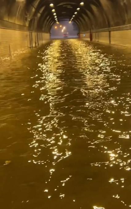 蘭陽隧道淹水。(圖/網友yuwen.gu授權提供)