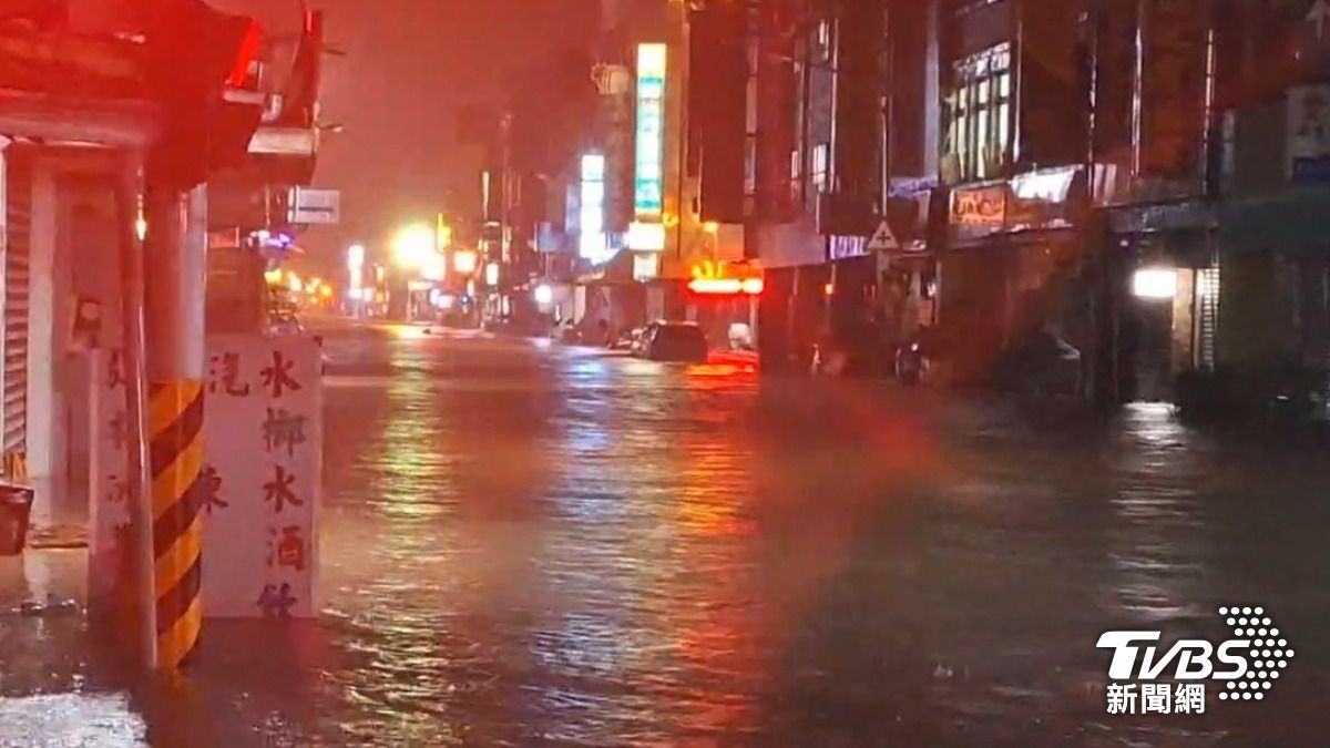 宜蘭水淹道路。(圖/TVBS)