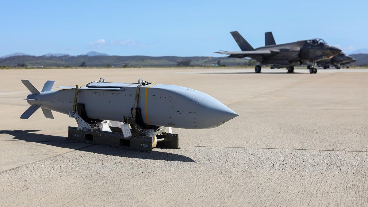 AGM-154C「JSOW」聯合距外武器(圖左)。(圖／DVIDS)