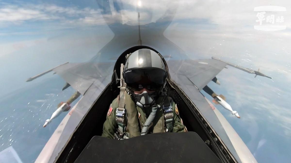 退役F-16飛官指出，AGM-154C的籌獲，對於我國防衛作戰中的對地、對海攻擊能力，將有明顯助益。圖為F-16投放雷射導引炸彈。(圖／軍聞社)